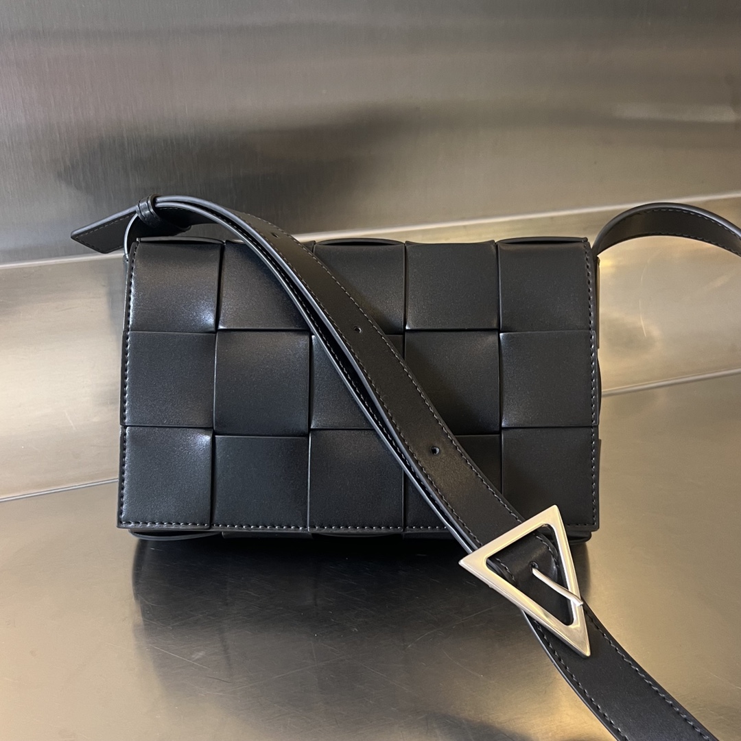 bo*te*ga Ve*ne*ta cassette bag