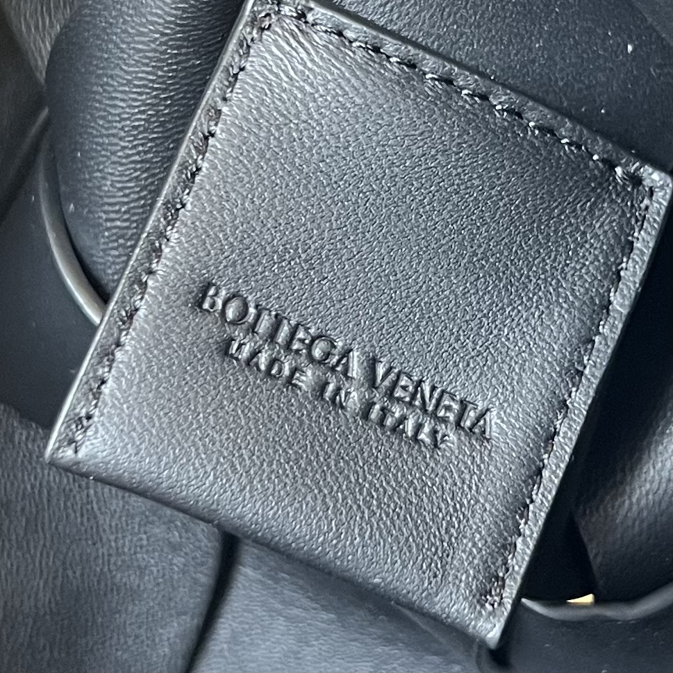 bo*te*ga Ve*ne*ta cassette bag