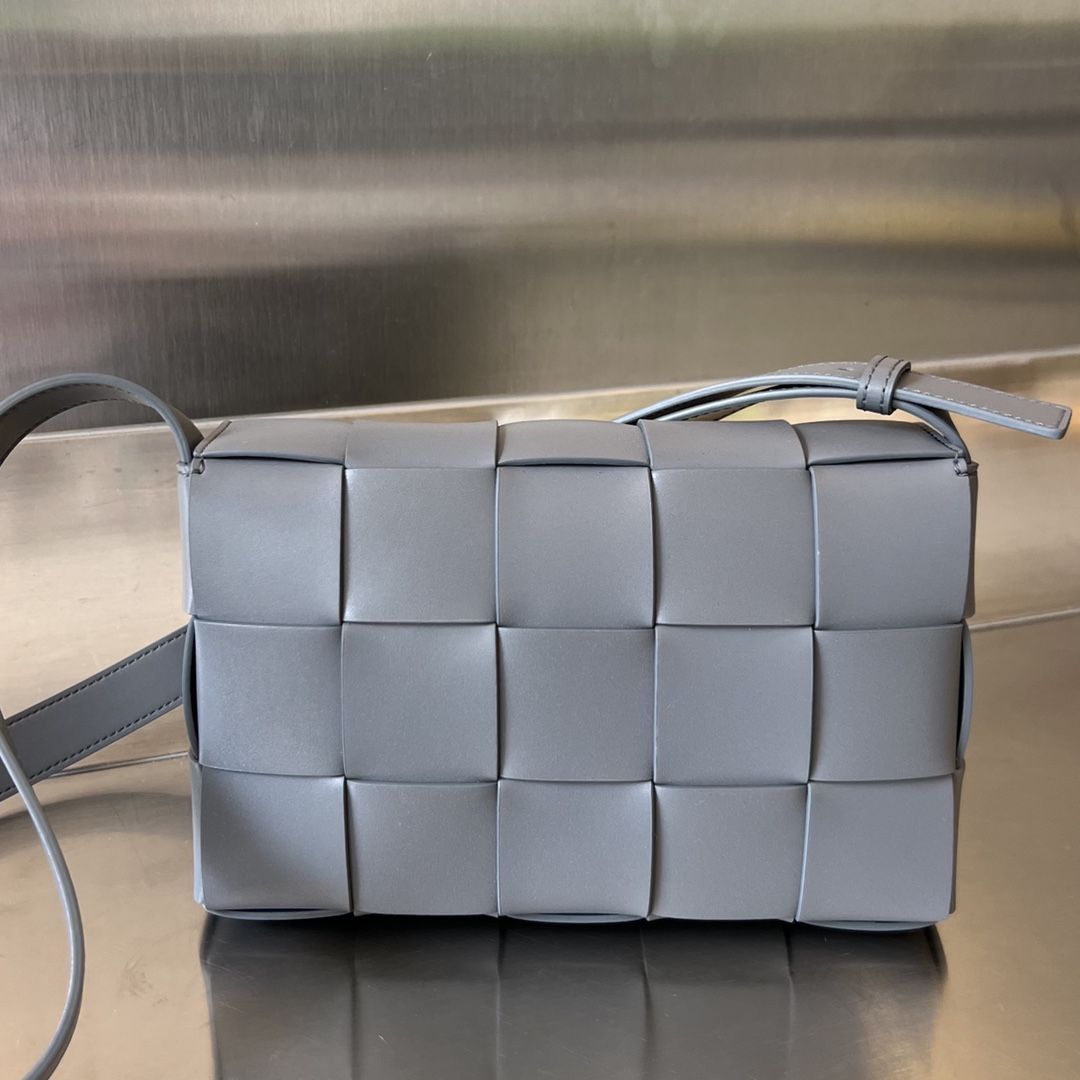 bo*te*ga Ve*ne*ta cassette bag
