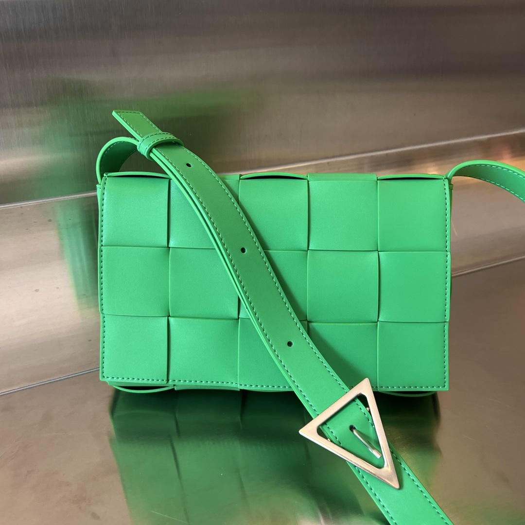bo*te*ga Ve*ne*ta cassette bag