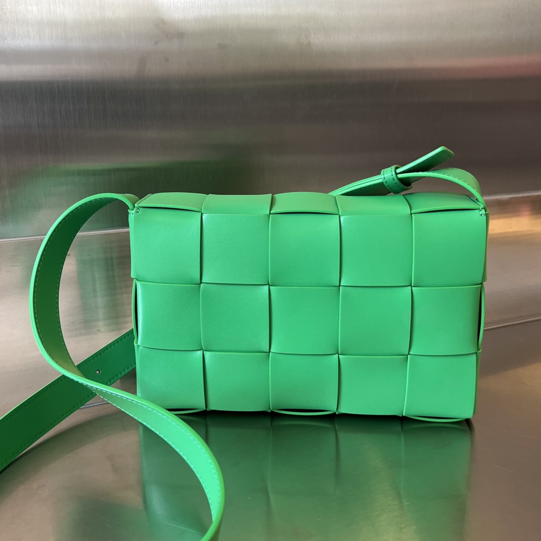 bo*te*ga Ve*ne*ta cassette bag