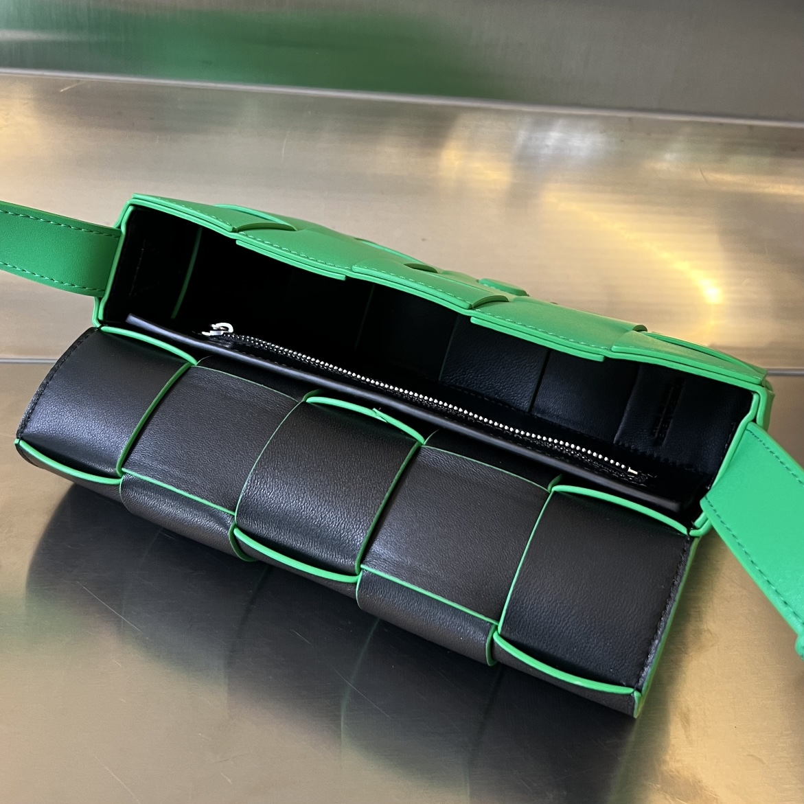 bo*te*ga Ve*ne*ta cassette bag