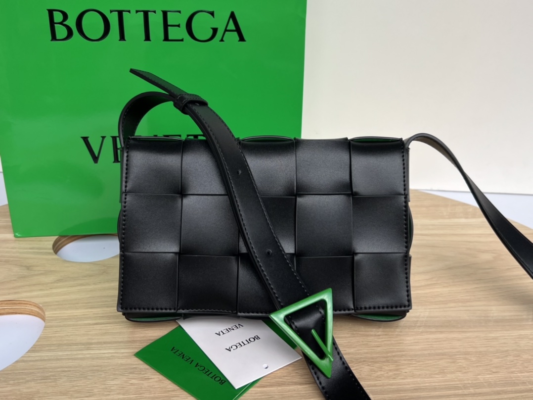 bo*te*ga Ve*ne*ta cassette bag