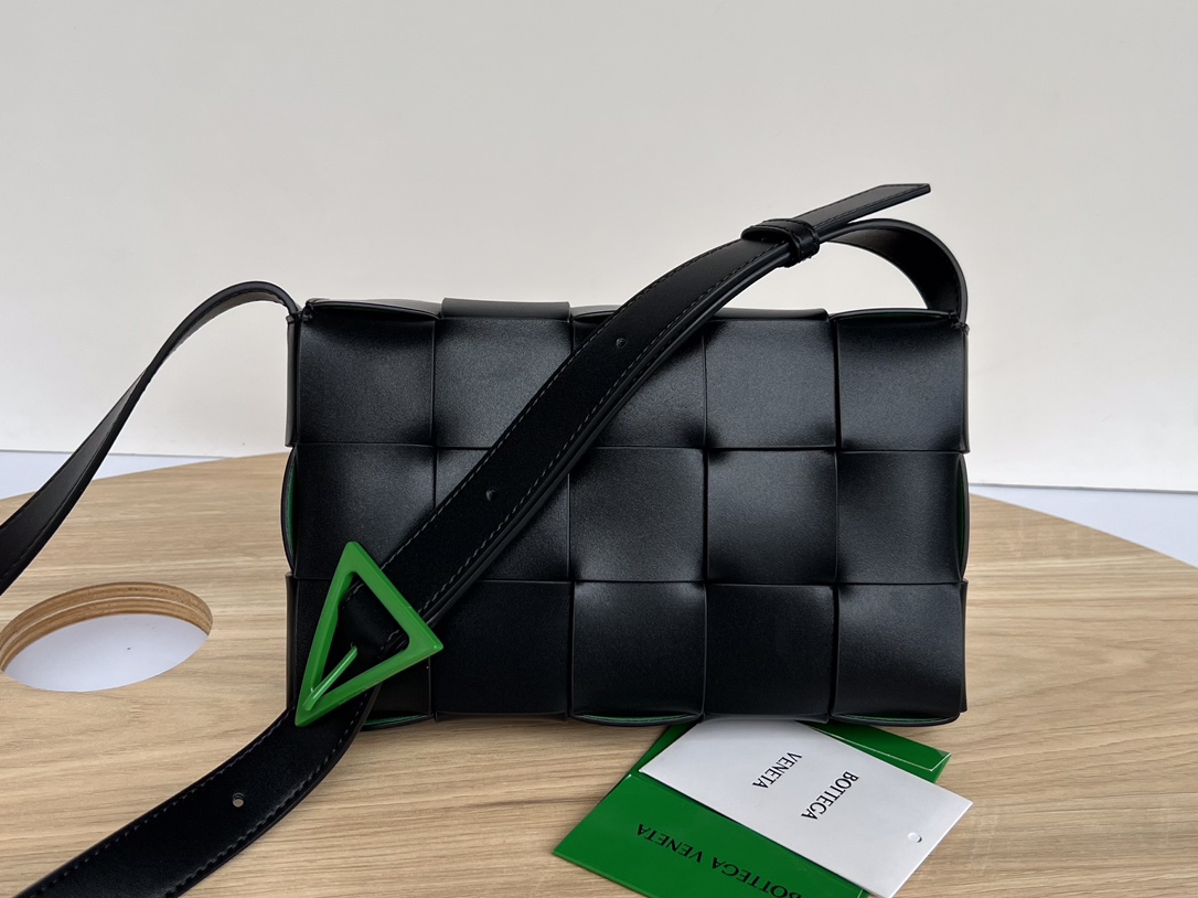 bo*te*ga Ve*ne*ta cassette bag