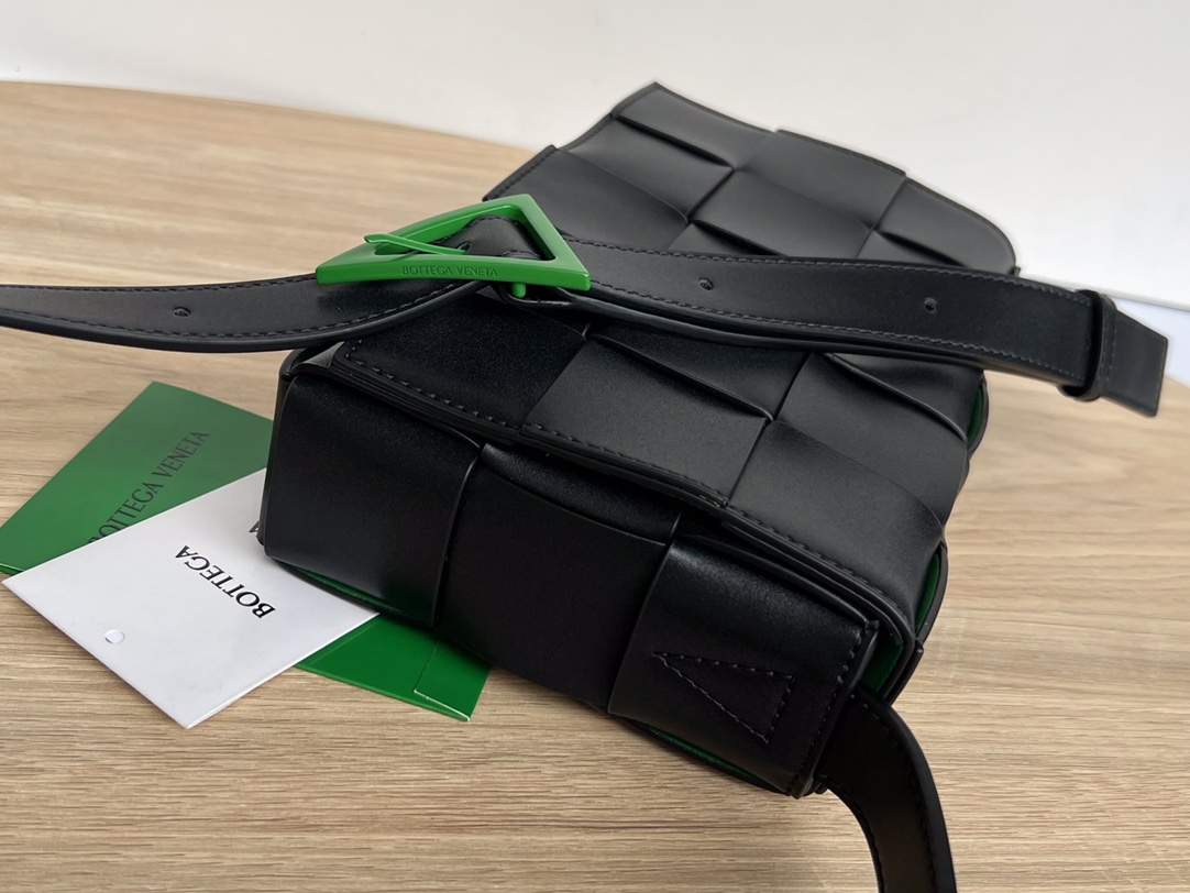 bo*te*ga Ve*ne*ta cassette bag