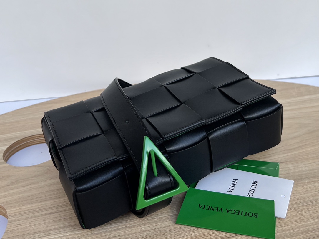 bo*te*ga Ve*ne*ta cassette bag
