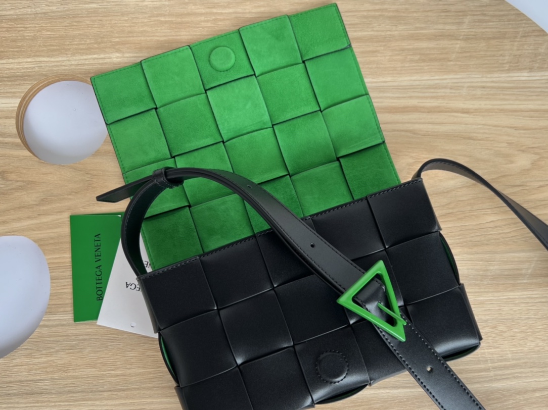 bo*te*ga Ve*ne*ta cassette bag