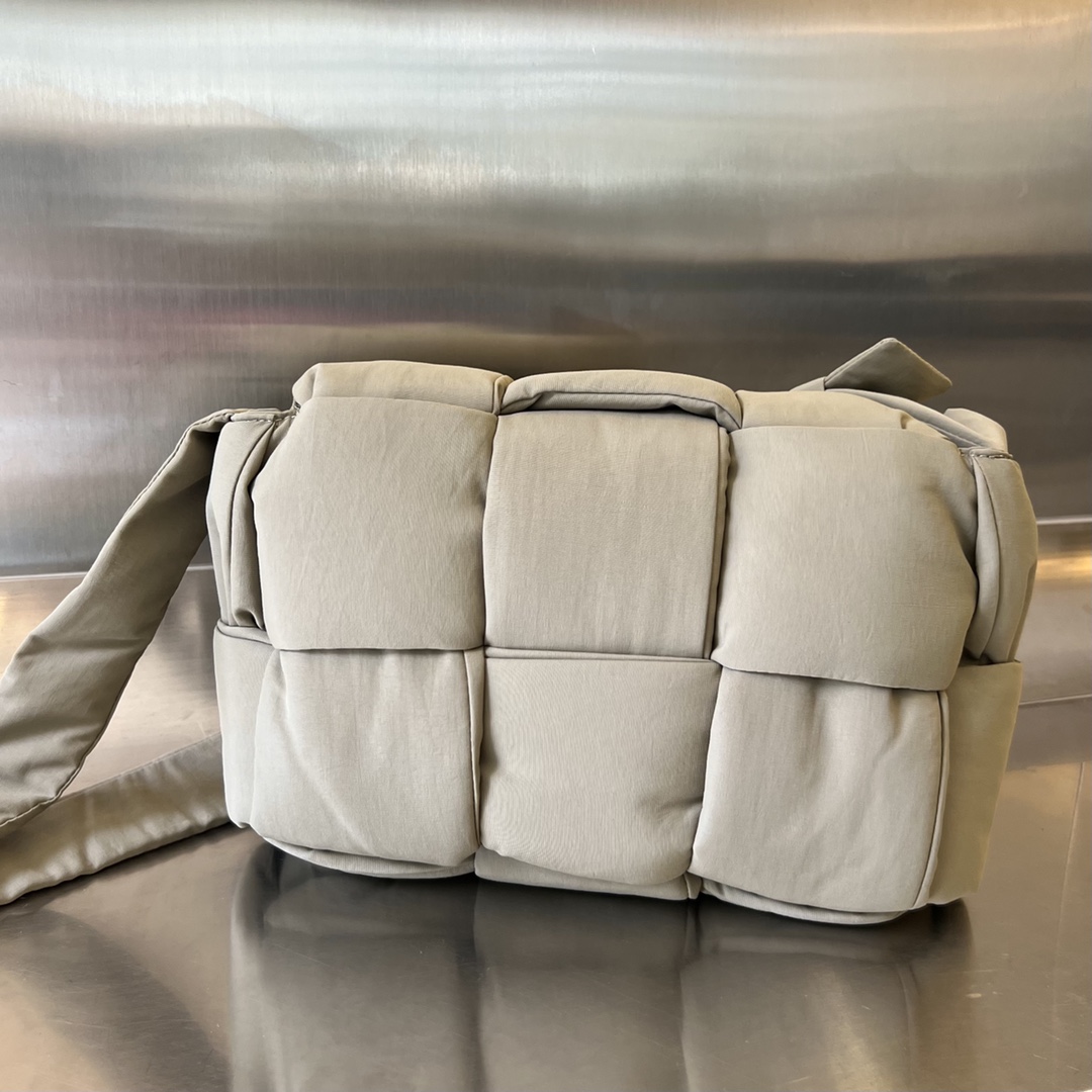 bo*te*ga Ve*ne*ta pillow cassette