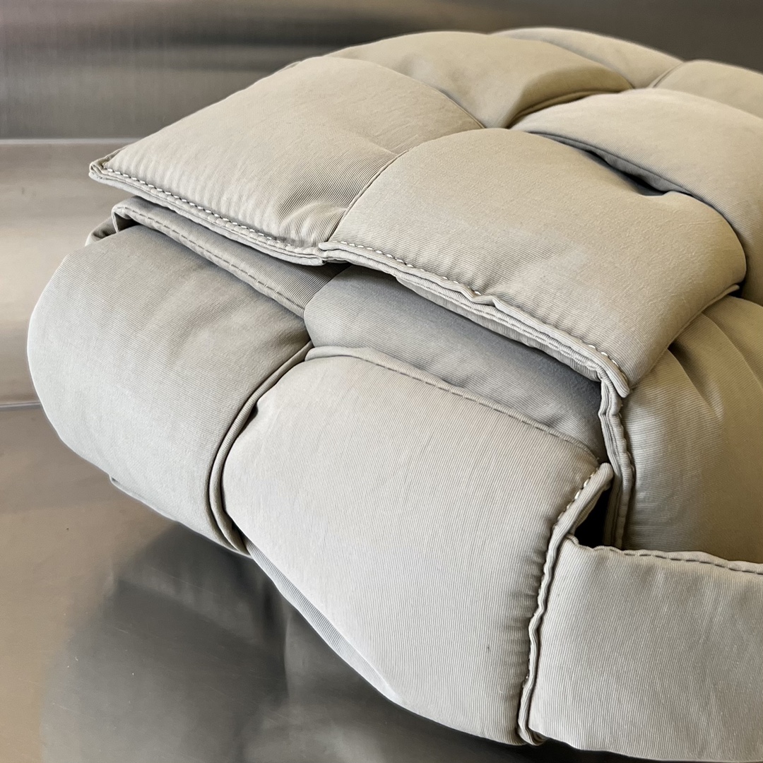 bo*te*ga Ve*ne*ta pillow cassette