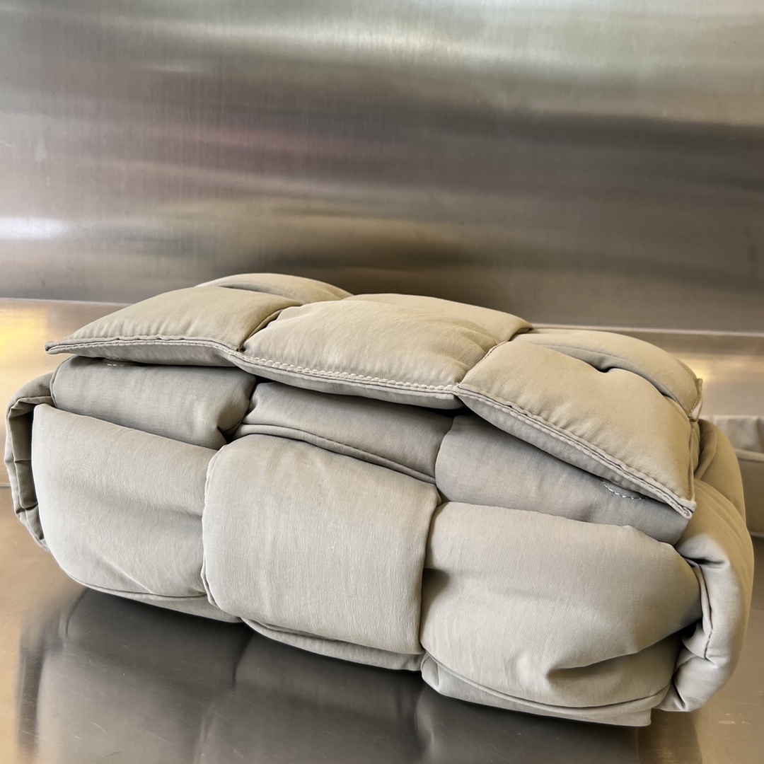 bo*te*ga Ve*ne*ta pillow cassette
