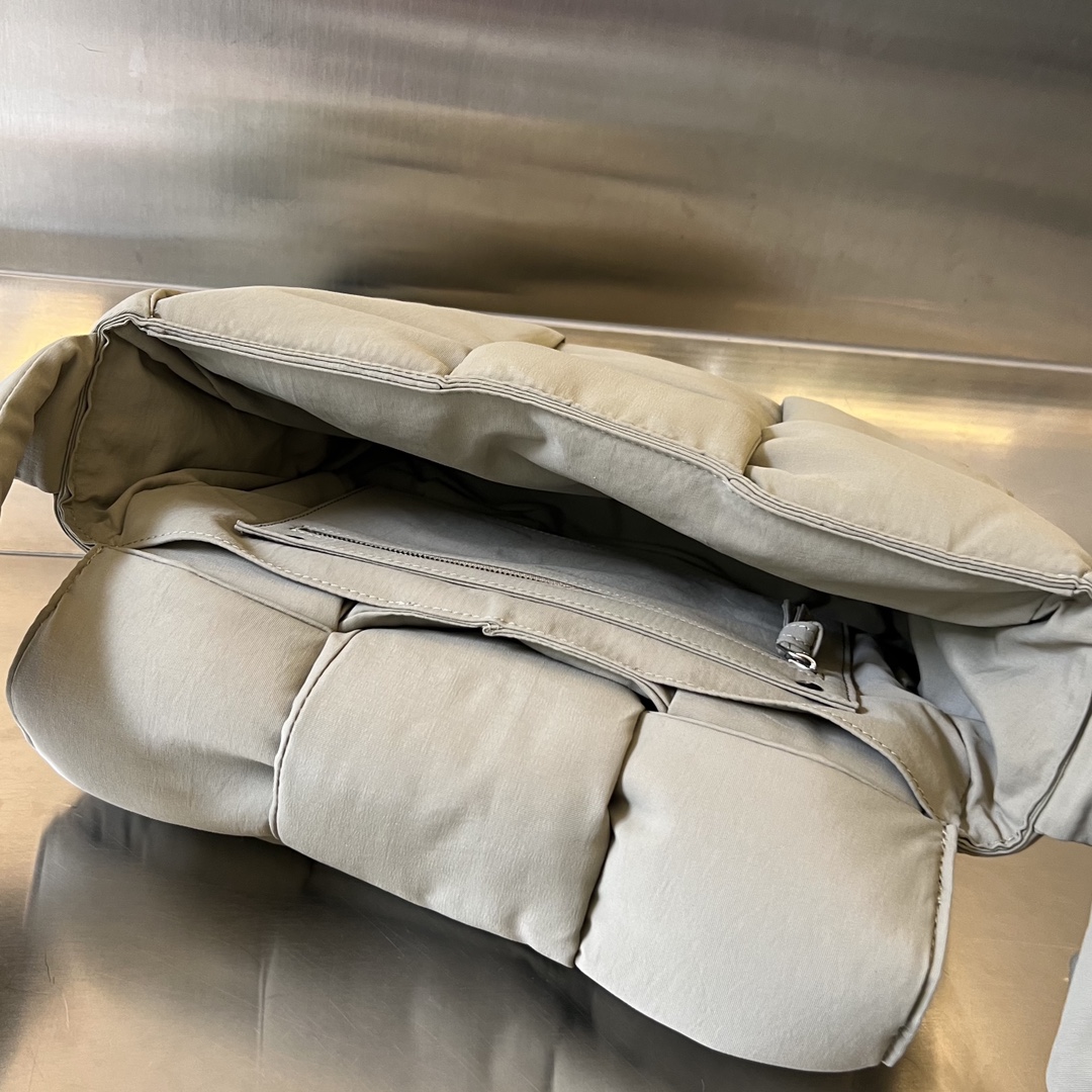 bo*te*ga Ve*ne*ta pillow cassette