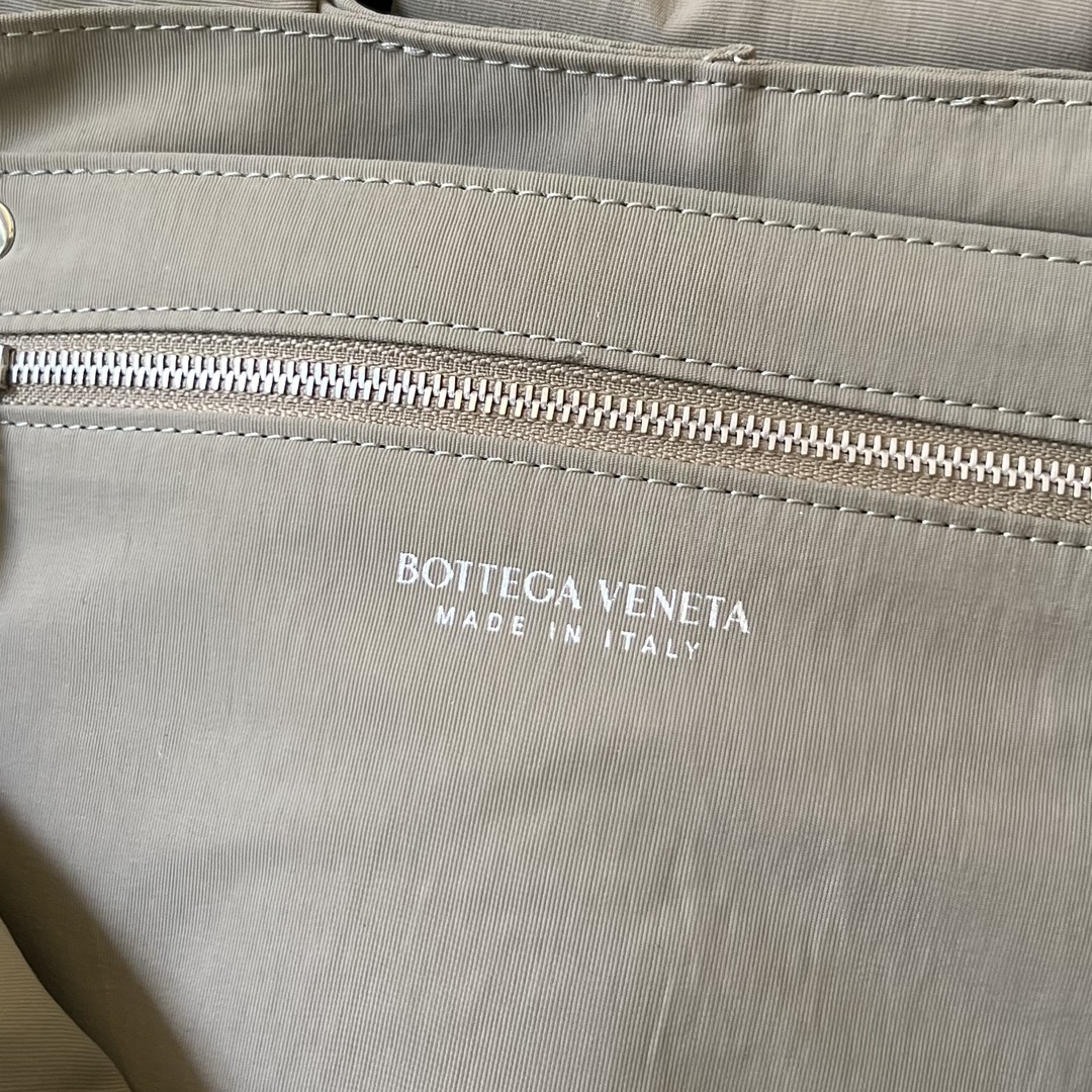 bo*te*ga Ve*ne*ta pillow cassette