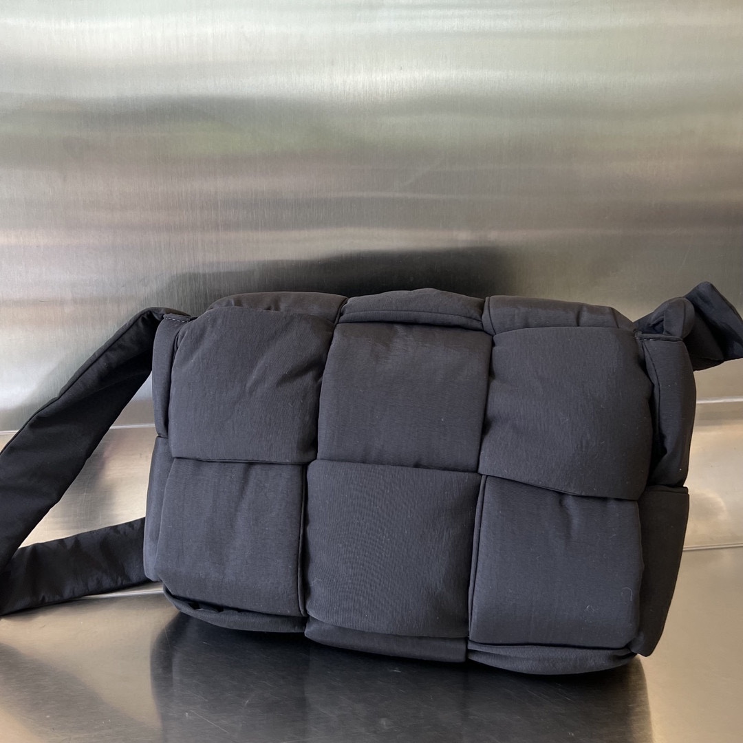 bo*te*ga Ve*ne*ta pillow cassette