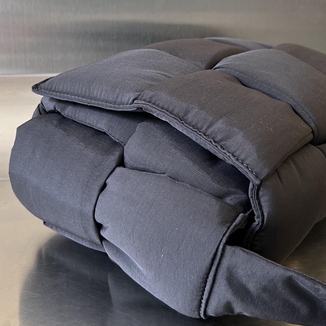 bo*te*ga Ve*ne*ta pillow cassette