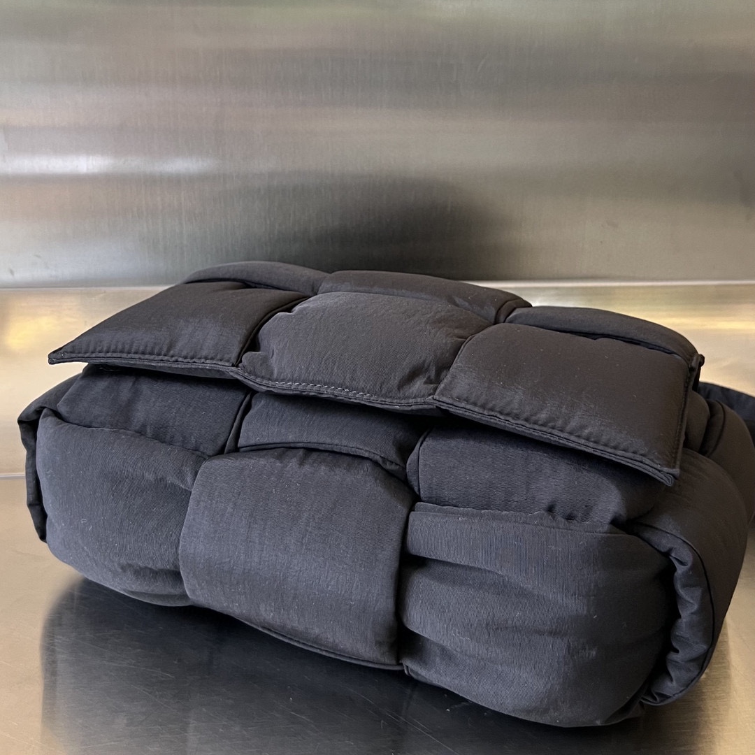 bo*te*ga Ve*ne*ta pillow cassette