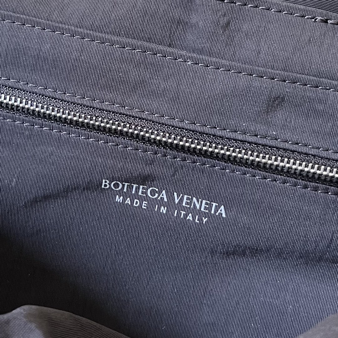 bo*te*ga Ve*ne*ta pillow cassette