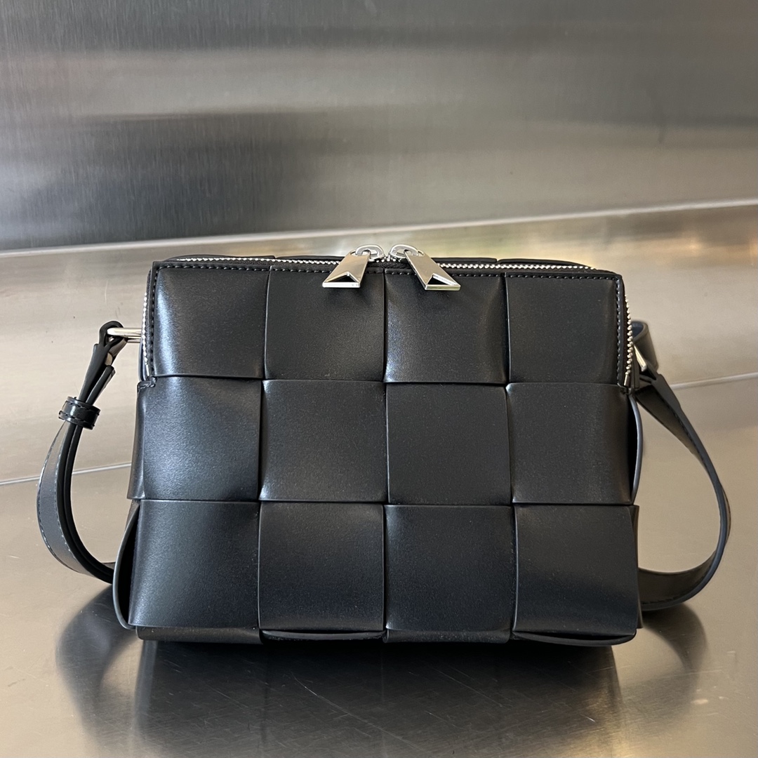 bo*te*ga Ve*ne*ta cassette camera bag
