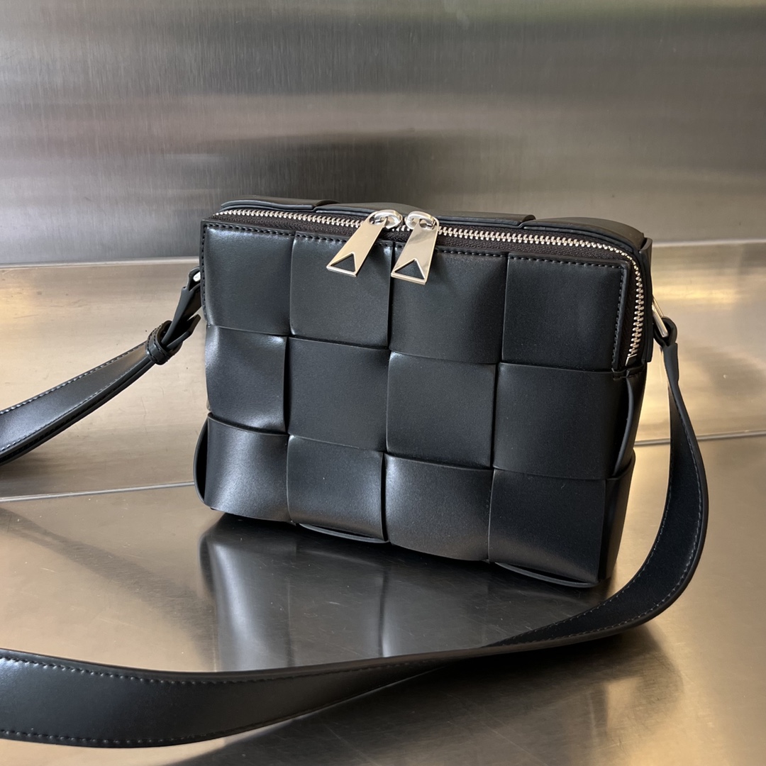 bo*te*ga Ve*ne*ta cassette camera bag
