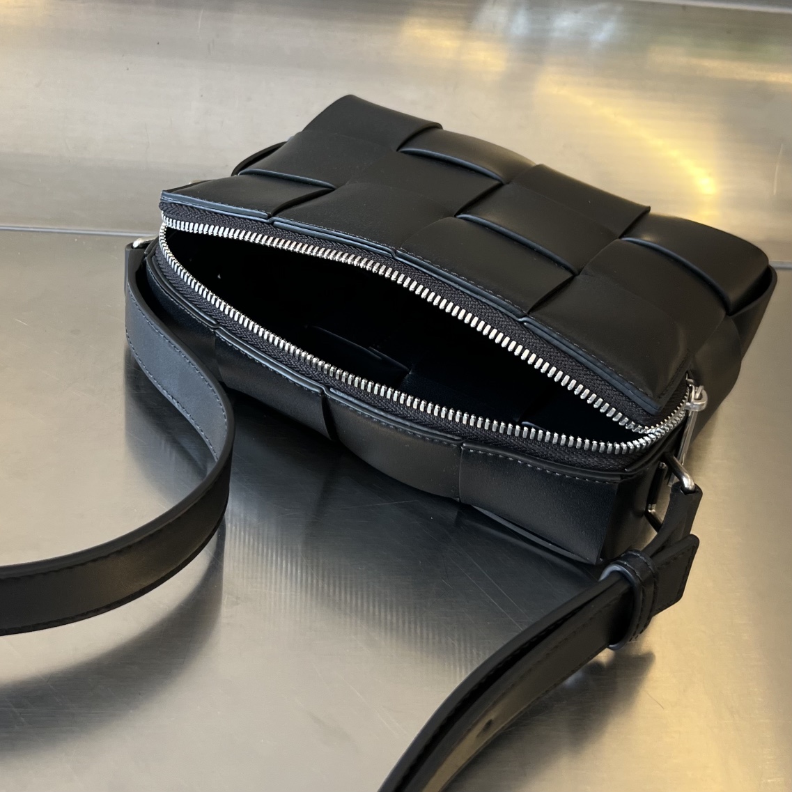 bo*te*ga Ve*ne*ta cassette camera bag
