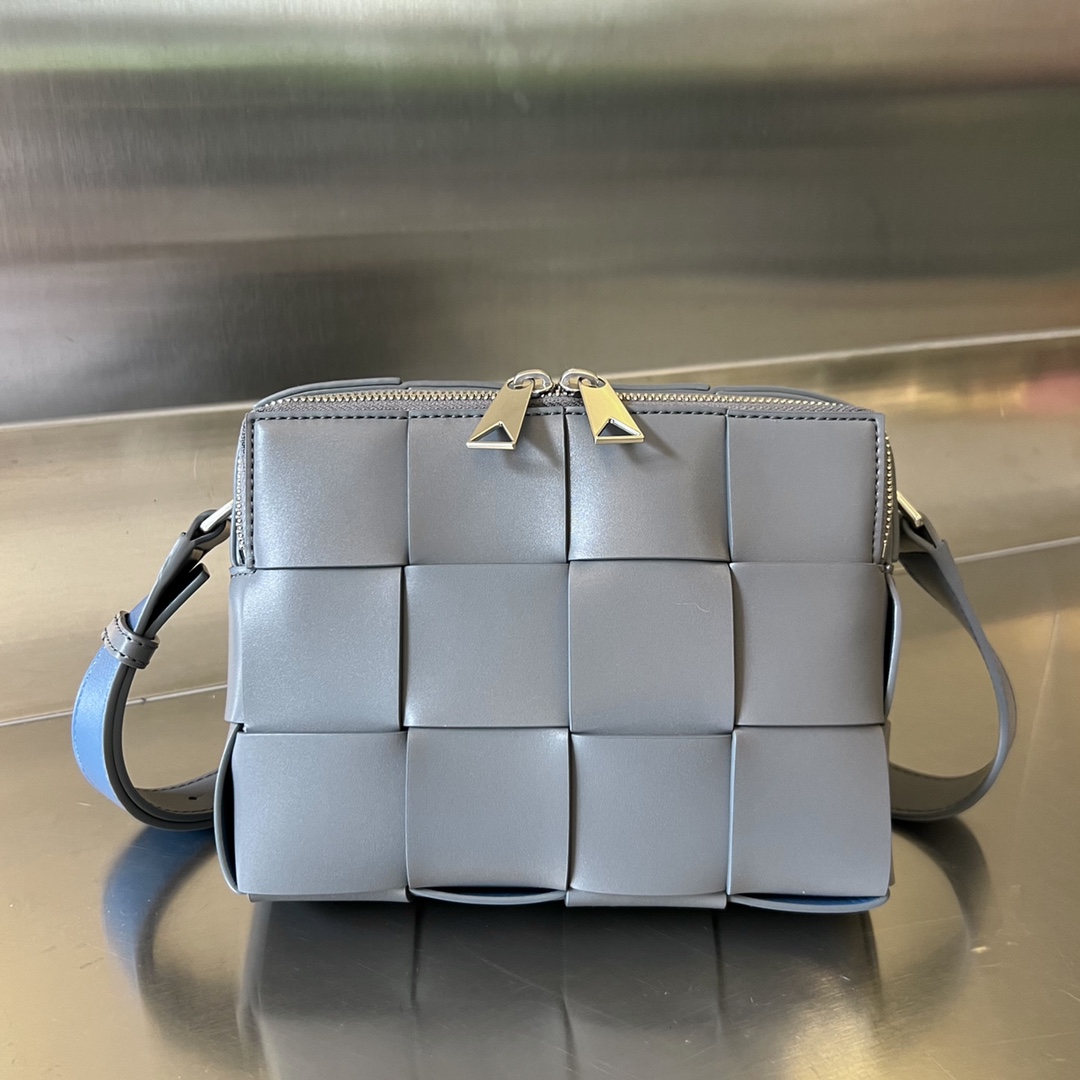 bo*te*ga Ve*ne*ta cassette camera bag