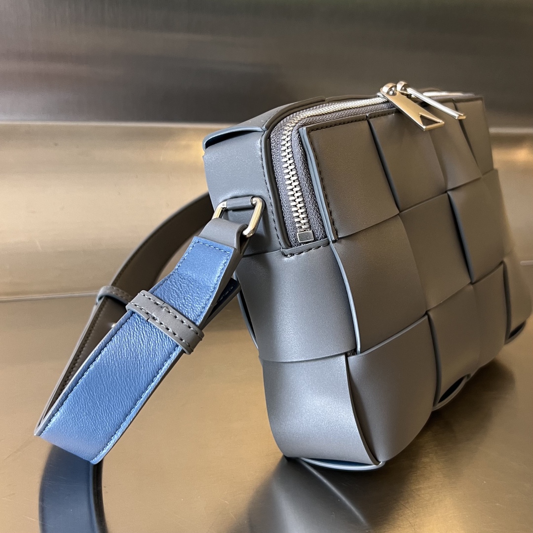 bo*te*ga Ve*ne*ta cassette camera bag
