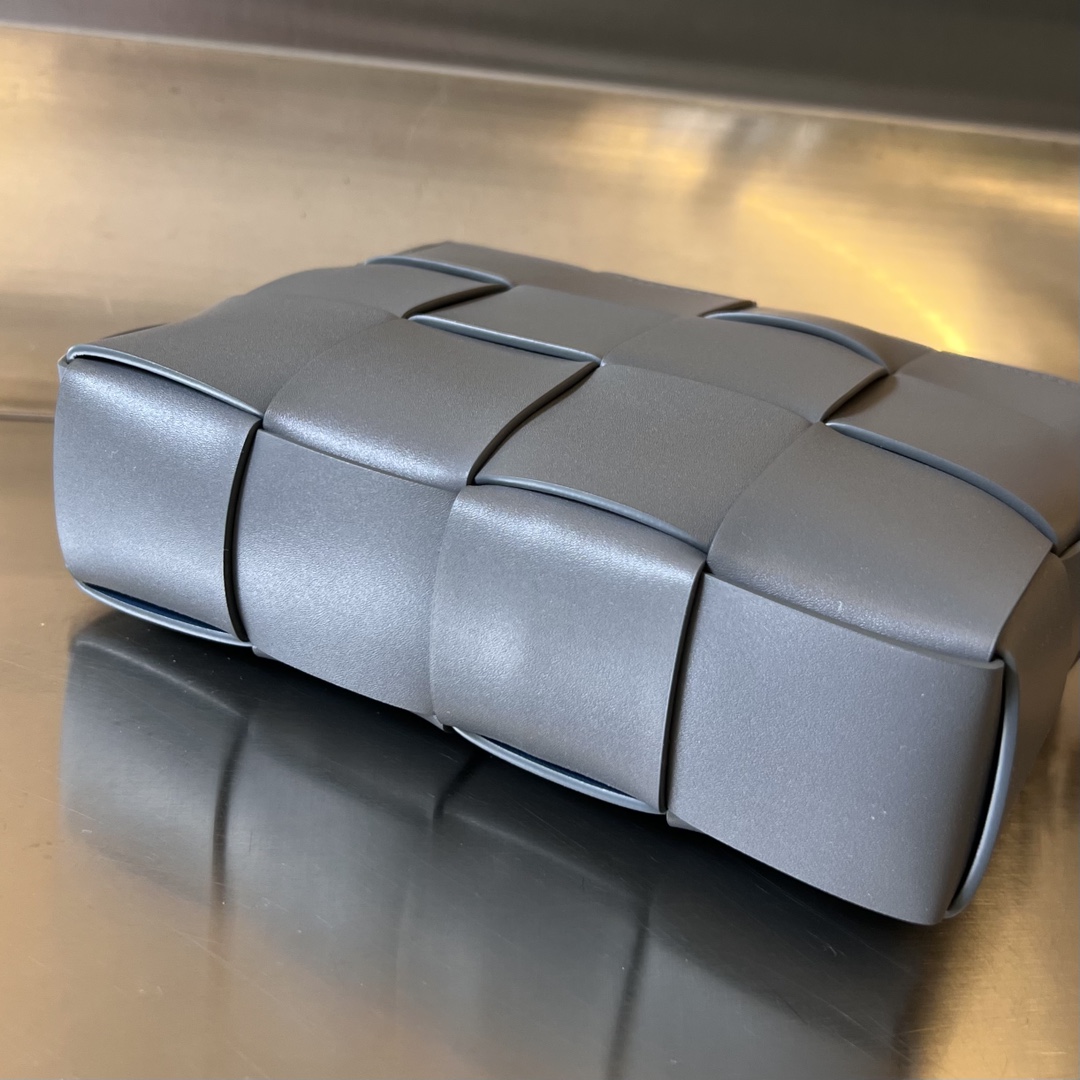 bo*te*ga Ve*ne*ta cassette camera bag