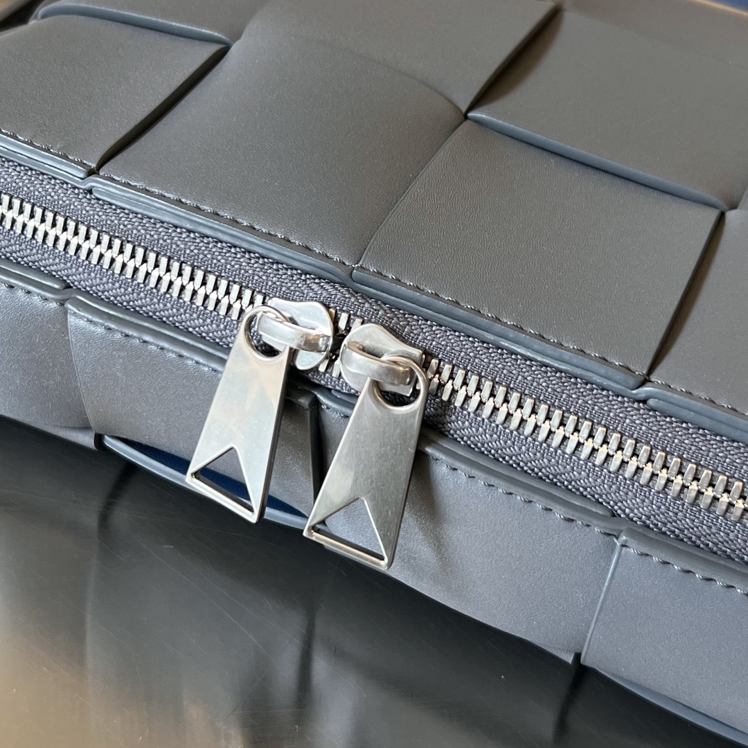 bo*te*ga Ve*ne*ta cassette camera bag