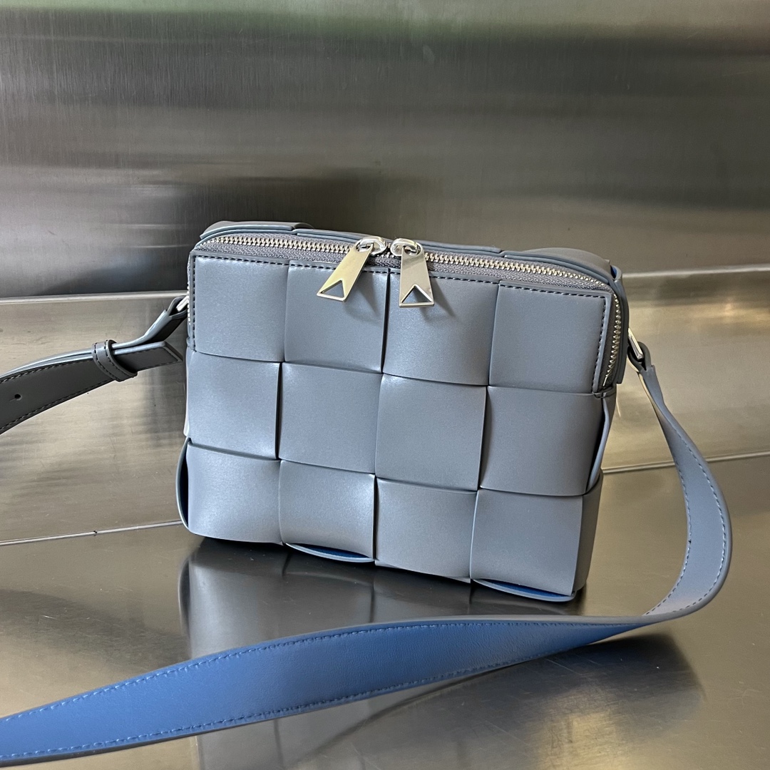 bo*te*ga Ve*ne*ta cassette camera bag