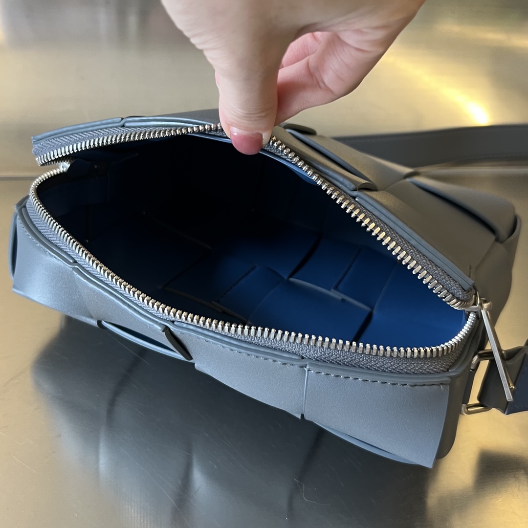 bo*te*ga Ve*ne*ta cassette camera bag
