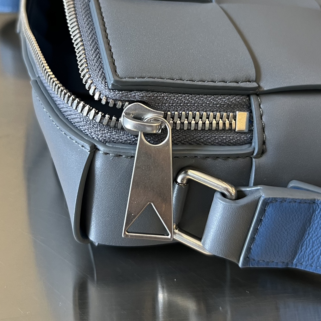bo*te*ga Ve*ne*ta cassette camera bag