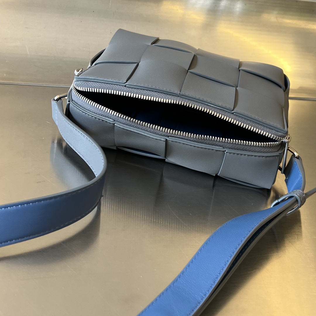 bo*te*ga Ve*ne*ta cassette camera bag