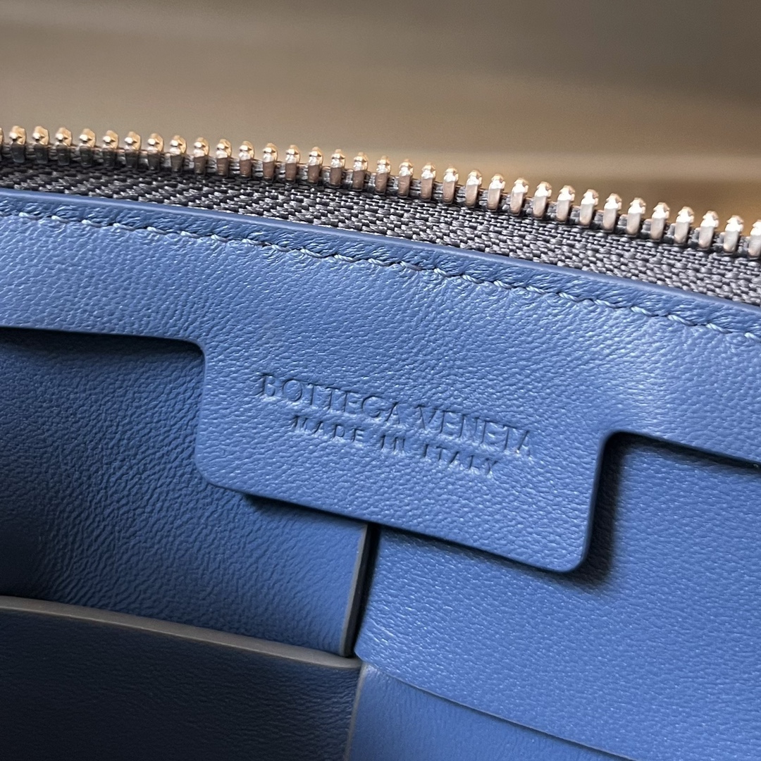 bo*te*ga Ve*ne*ta cassette camera bag