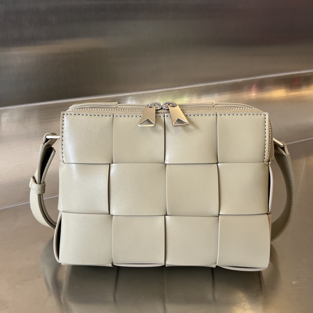 bo*te*ga Ve*ne*ta cassette camera bag