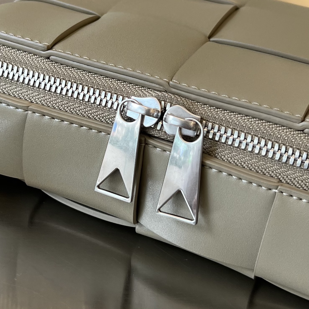 bo*te*ga Ve*ne*ta cassette camera bag