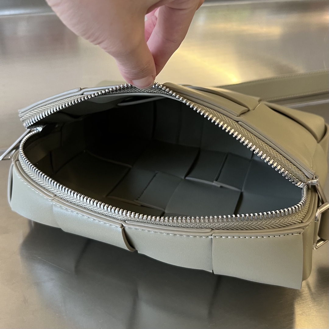 bo*te*ga Ve*ne*ta cassette camera bag