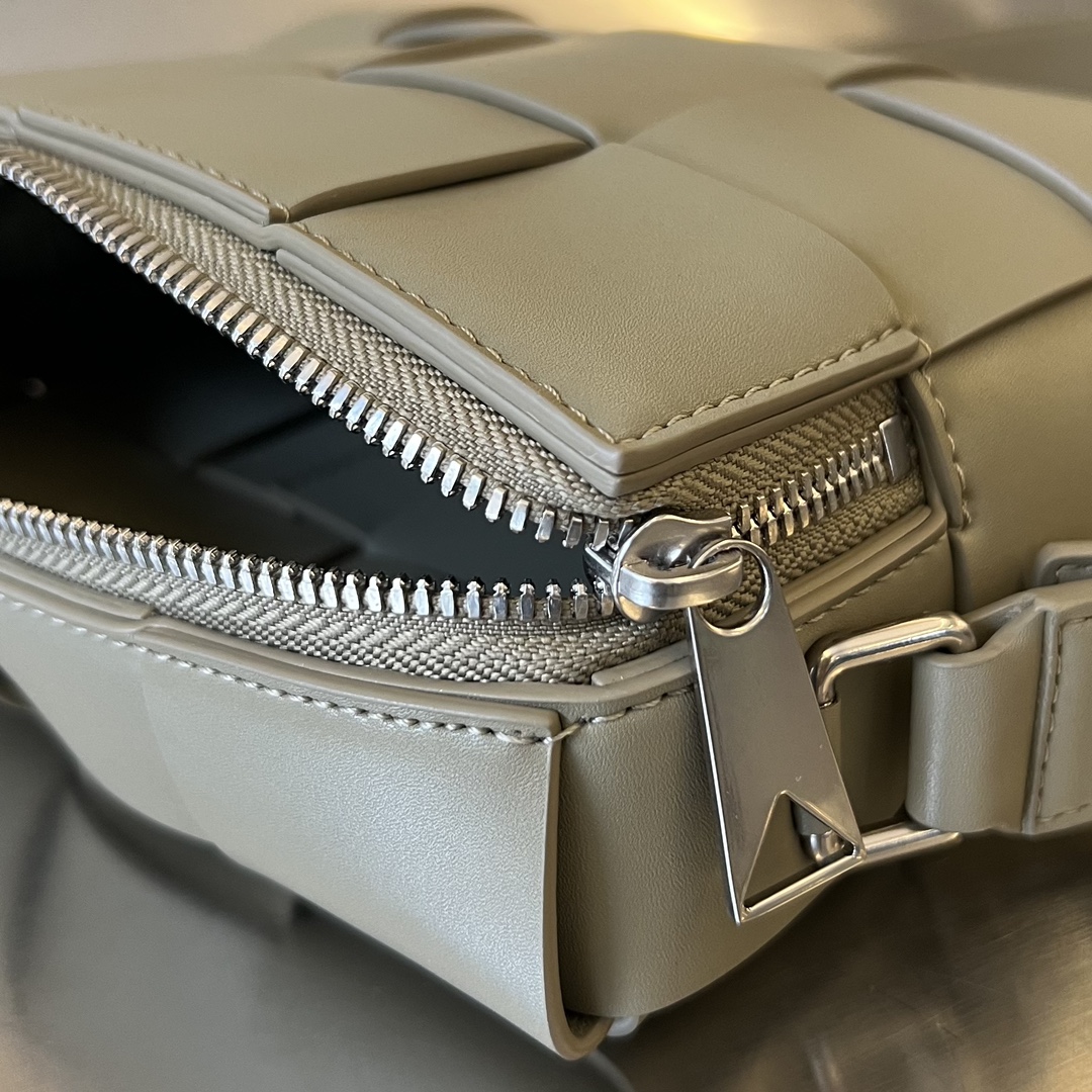 bo*te*ga Ve*ne*ta cassette camera bag