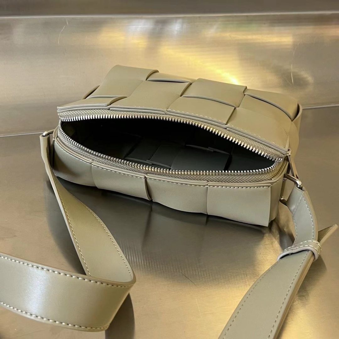 bo*te*ga Ve*ne*ta cassette camera bag