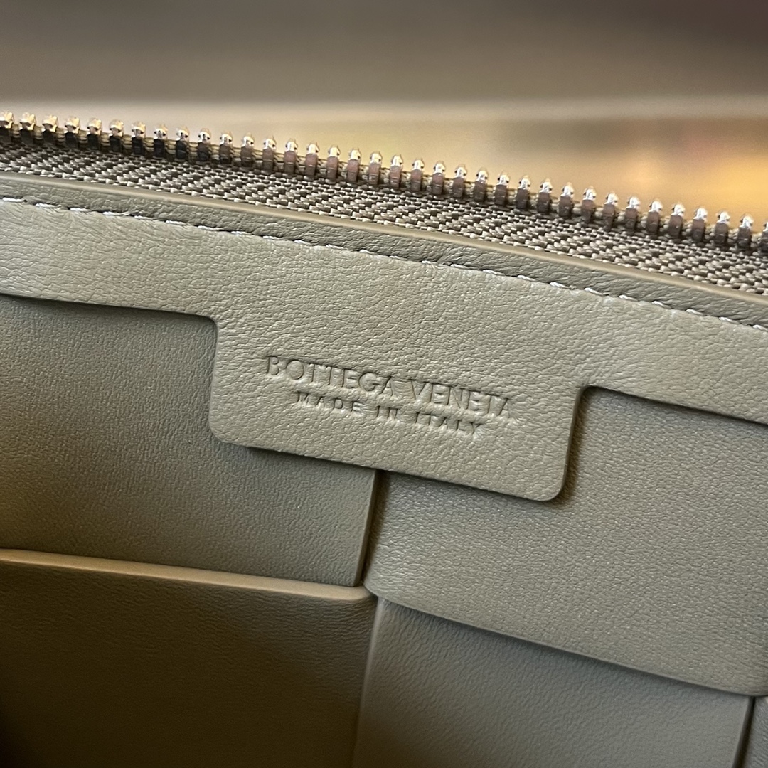bo*te*ga Ve*ne*ta cassette camera bag
