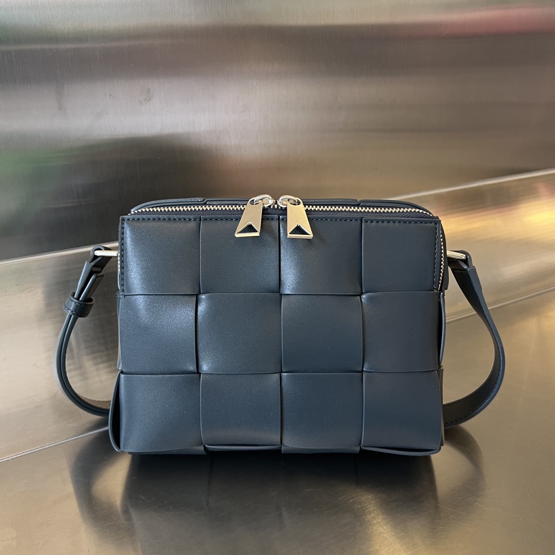 bo*te*ga Ve*ne*ta cassette camera bag