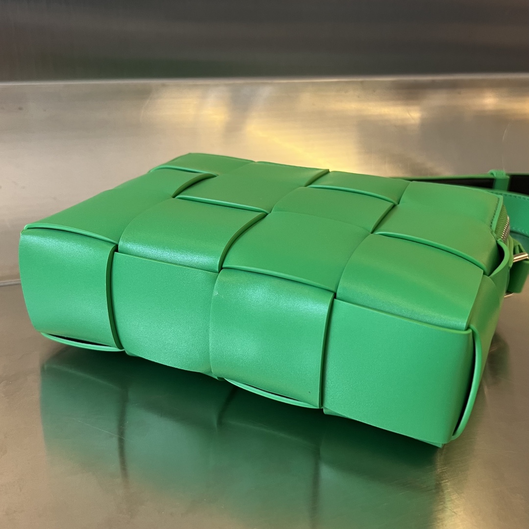 bo*te*ga Ve*ne*ta cassette camera bag