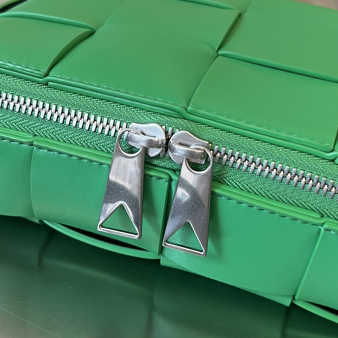 bo*te*ga Ve*ne*ta cassette camera bag