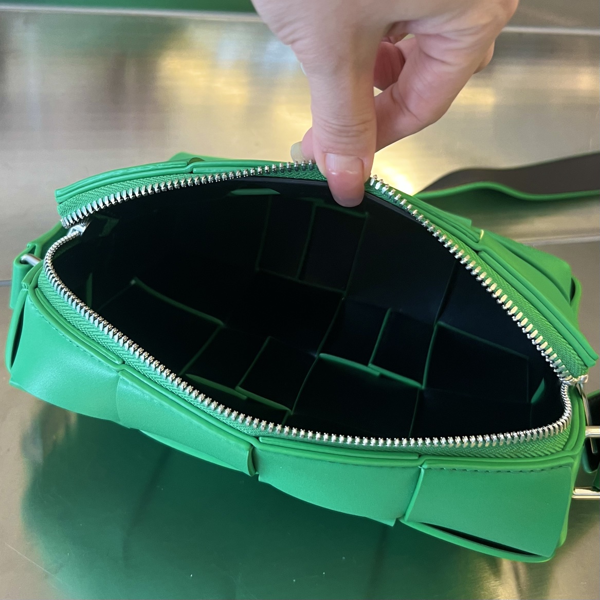bo*te*ga Ve*ne*ta cassette camera bag