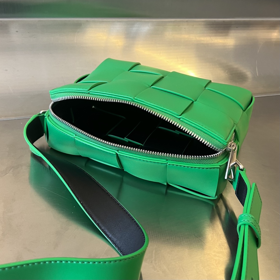 bo*te*ga Ve*ne*ta cassette camera bag