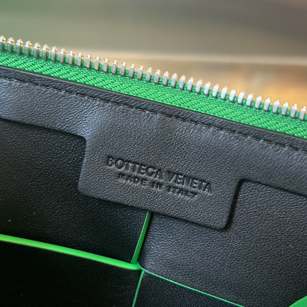 bo*te*ga Ve*ne*ta cassette camera bag