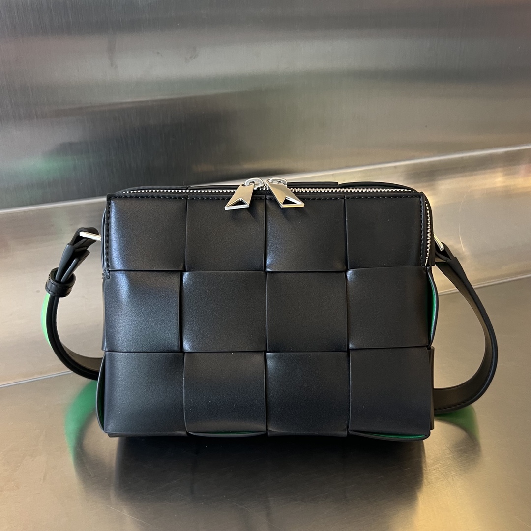 bo*te*ga Ve*ne*ta cassette camera bag