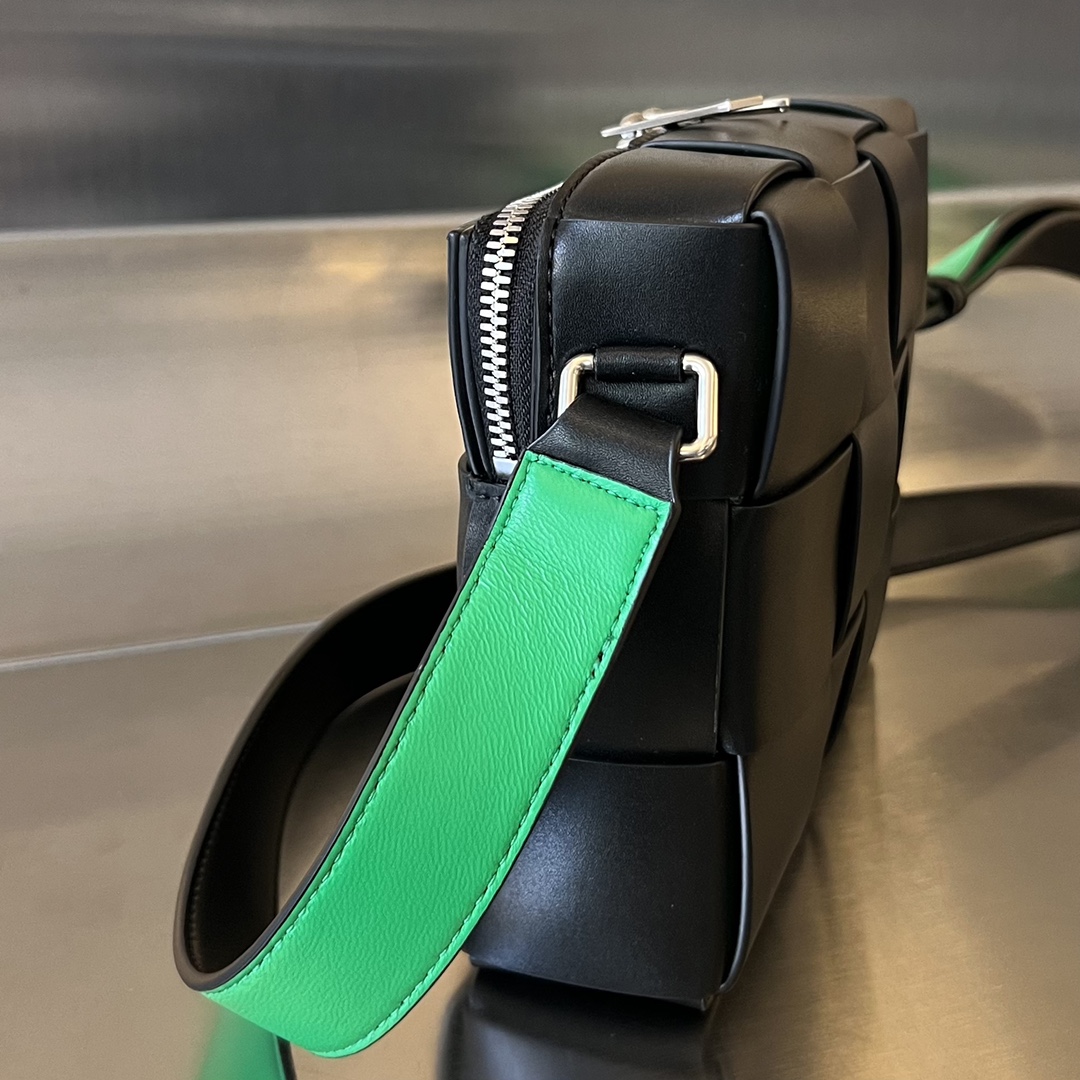 bo*te*ga Ve*ne*ta cassette camera bag