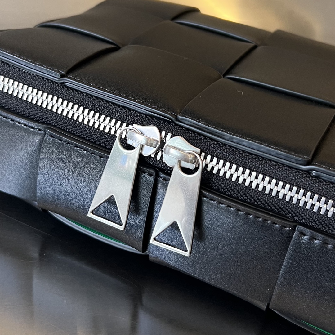 bo*te*ga Ve*ne*ta cassette camera bag