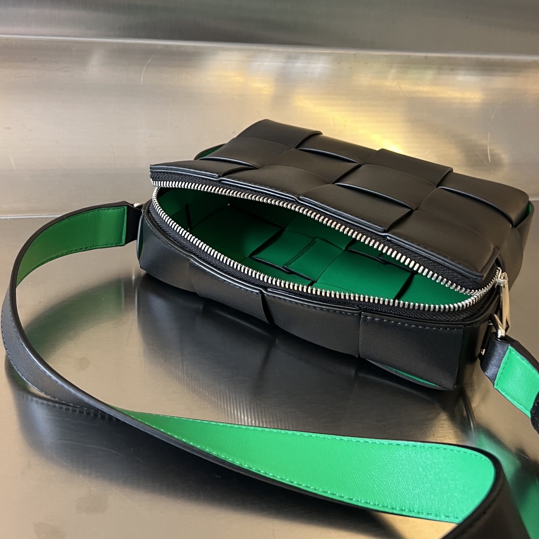 bo*te*ga Ve*ne*ta cassette camera bag