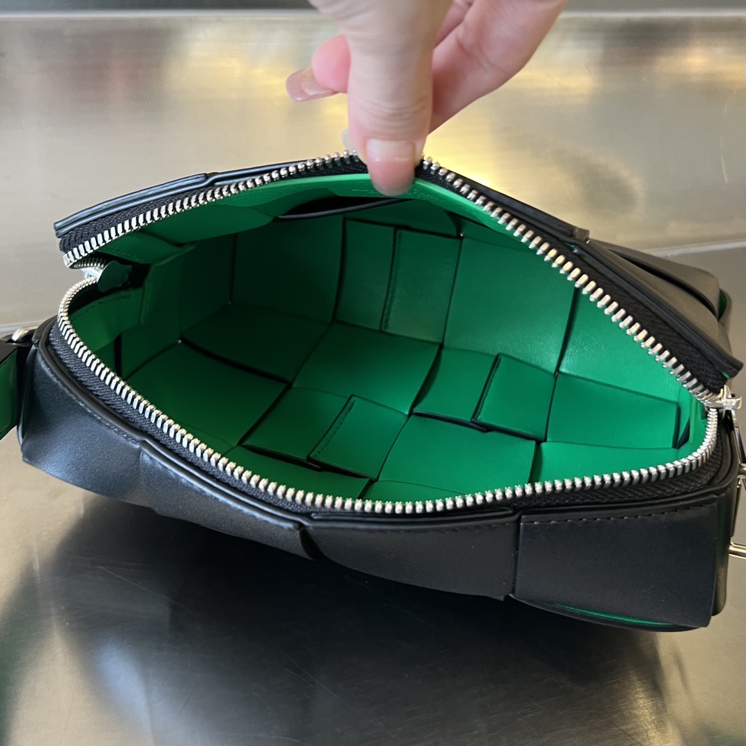 bo*te*ga Ve*ne*ta cassette camera bag