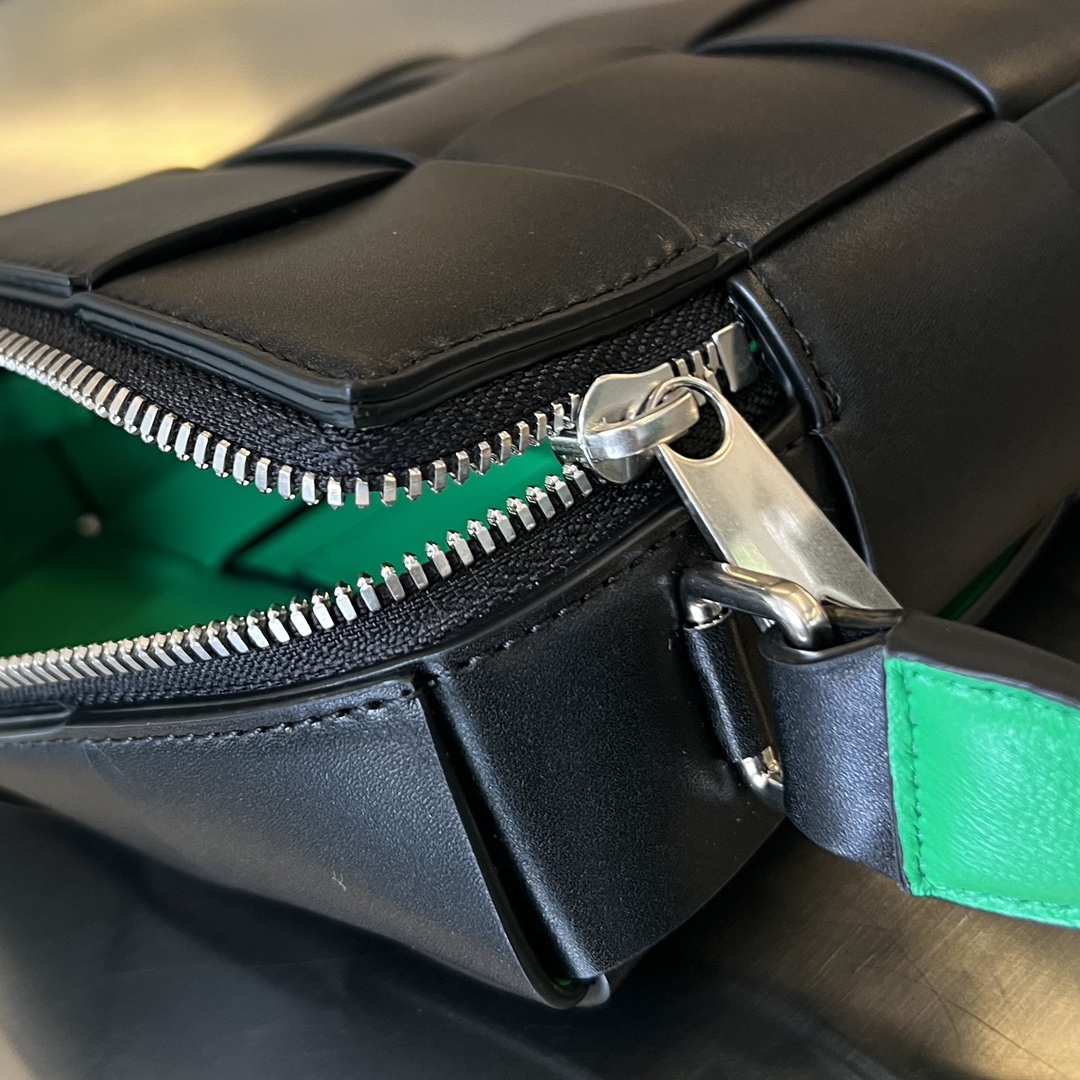 bo*te*ga Ve*ne*ta cassette camera bag